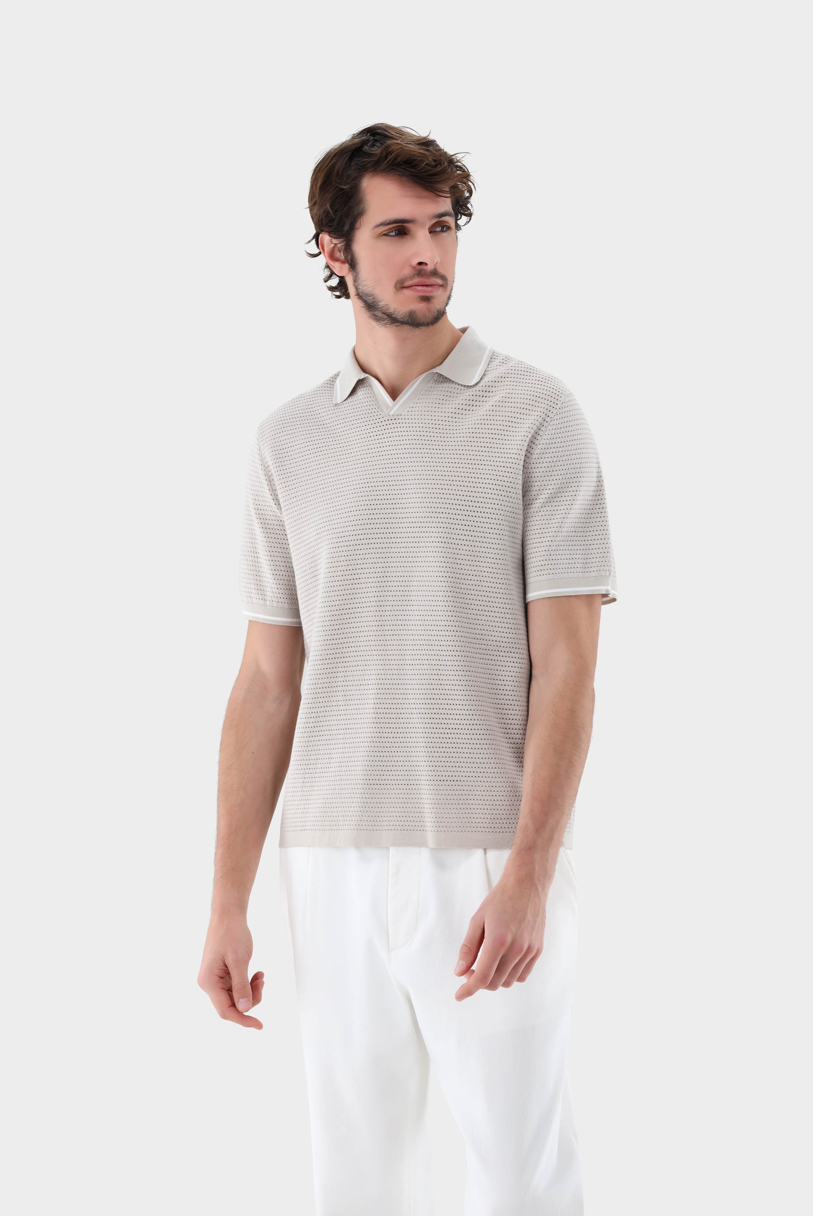 V-neck polo in mesh structure with contrast collar