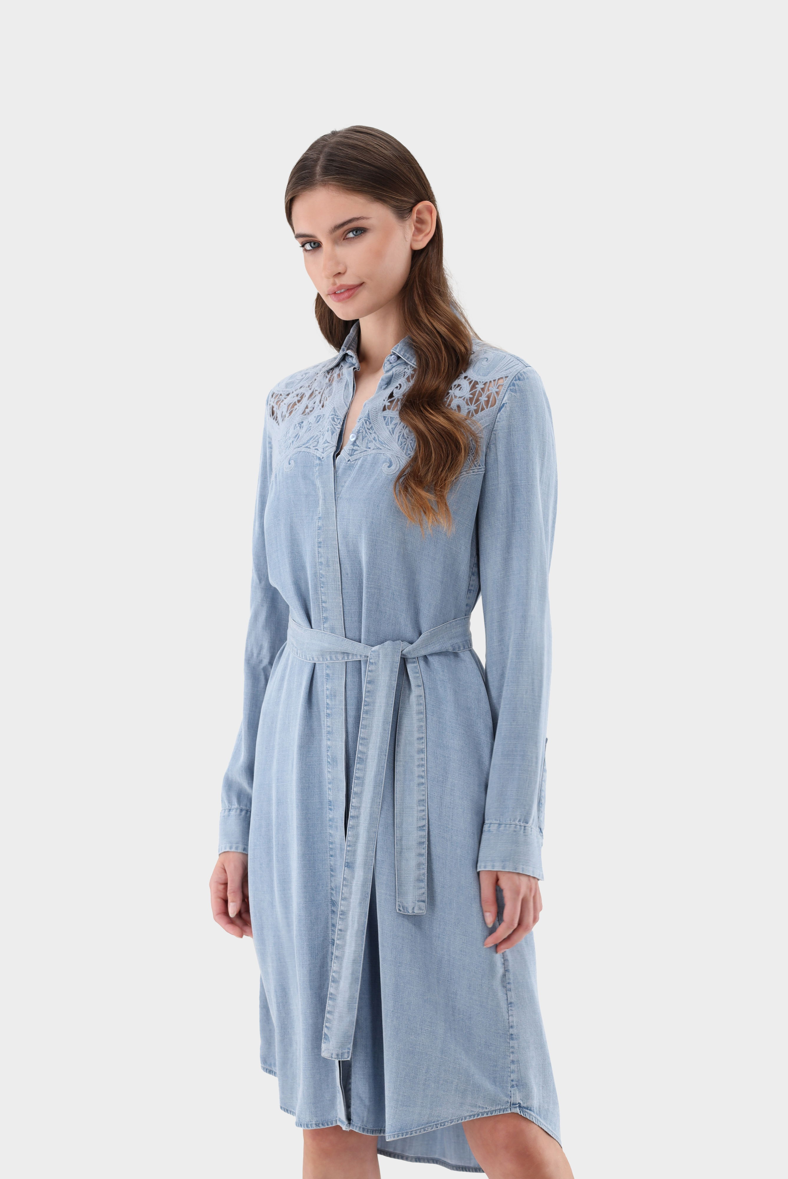 Hemdblusenkleid mit Spitzenausschnitten in Jeans-Optik