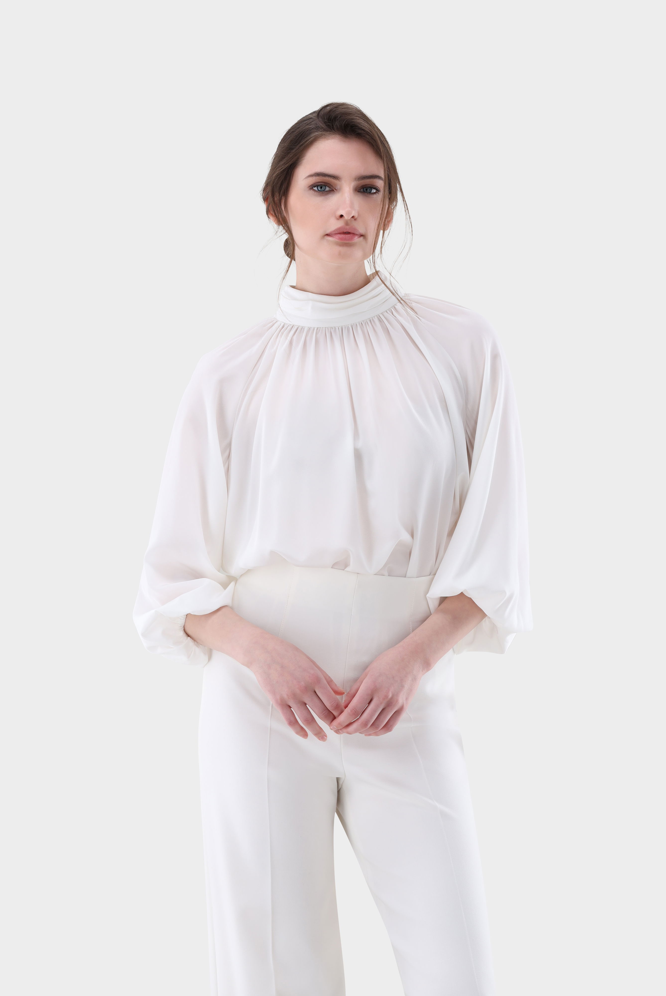 Stehkragenbluse aus Seide mit lockerem Schnitt