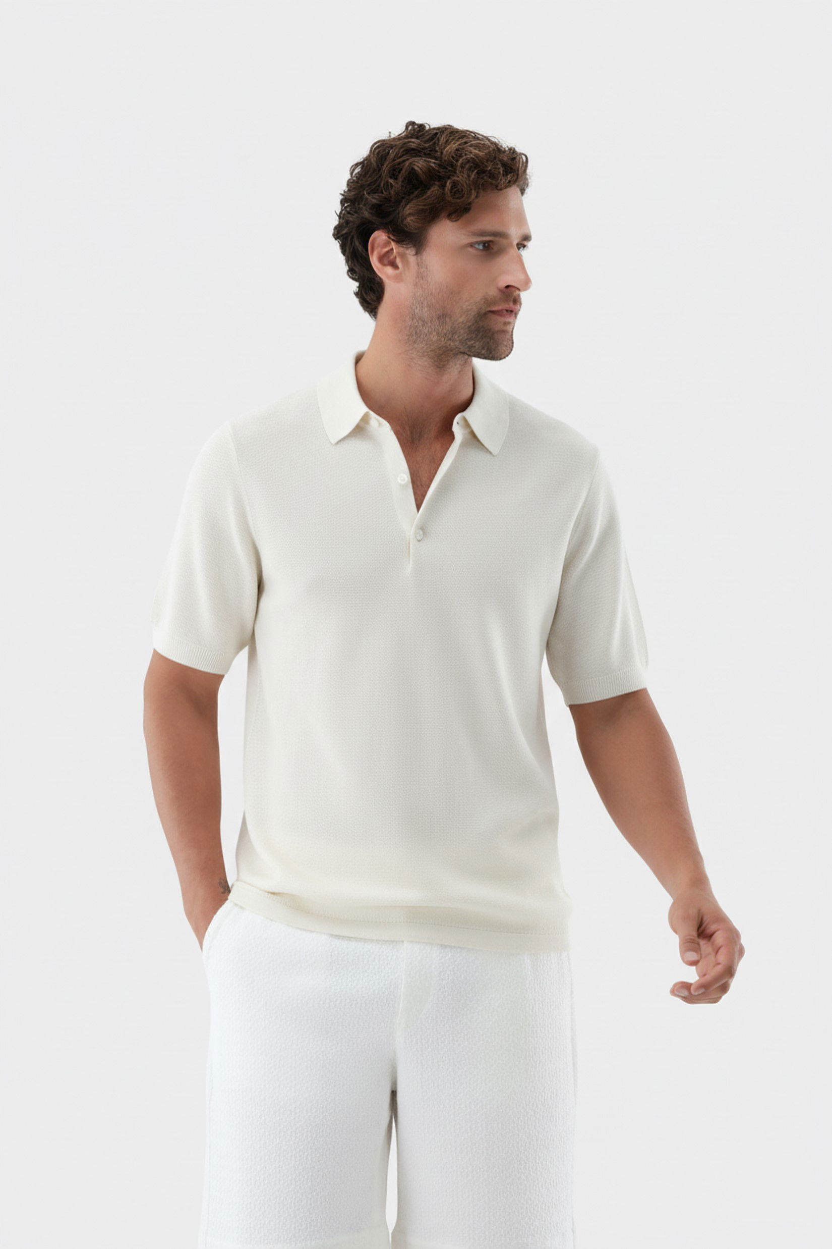 Knitted poloshirt with rice grain look