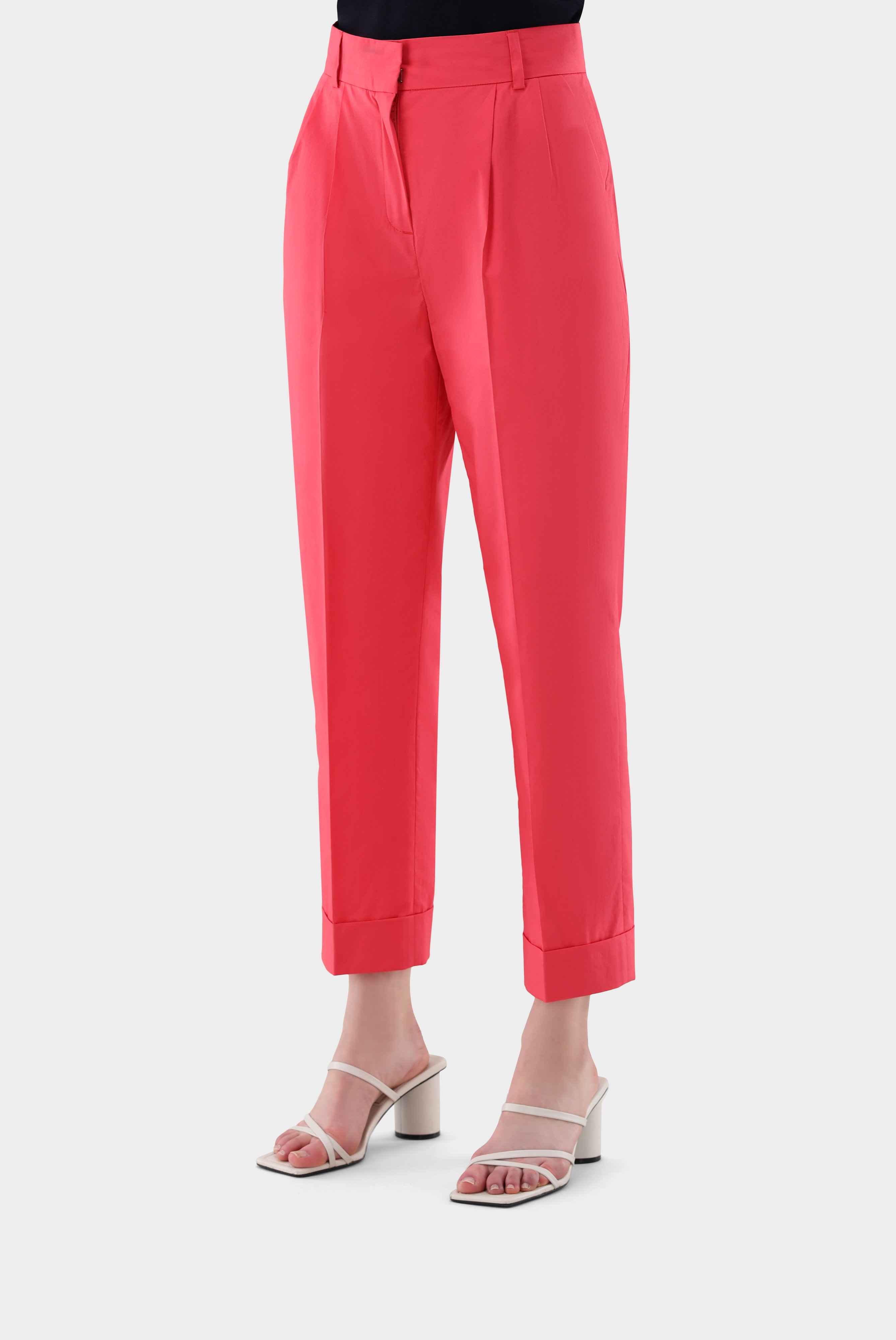Pleated trousers with straight leg