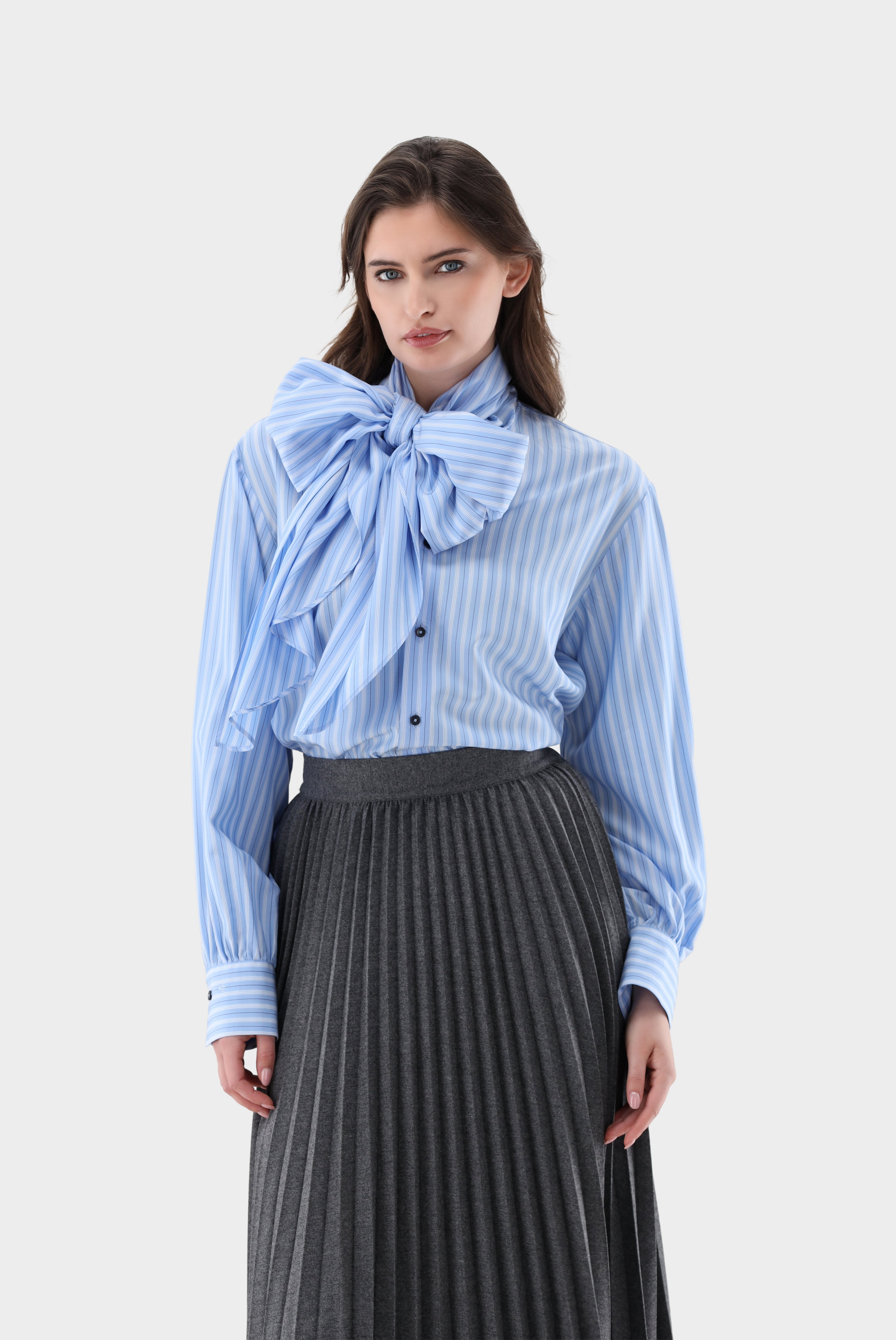 Gestreifte Stehkragenbluse mit Schleife