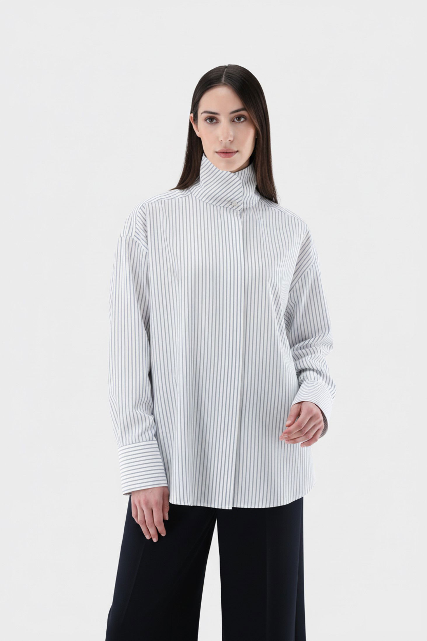 Bluse locker geschnitten mit hohem Stehkragen