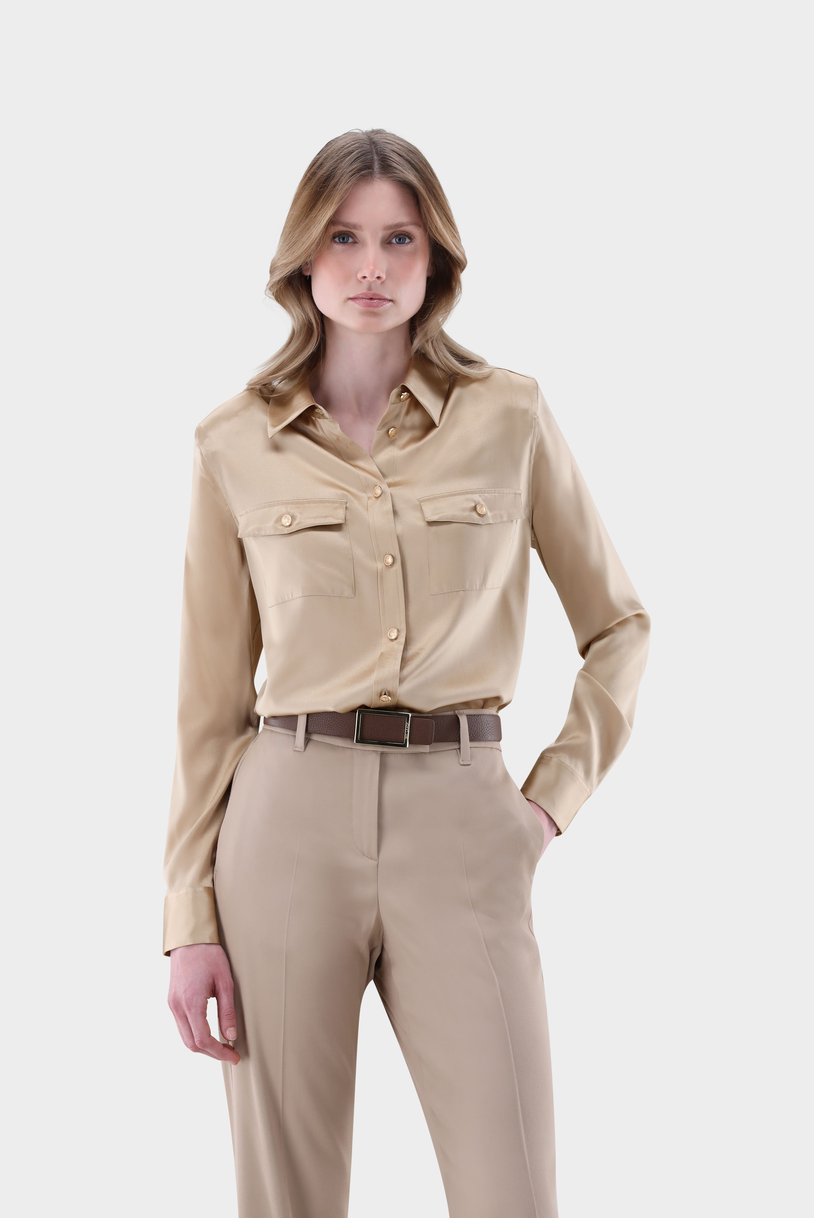 Taillierte Hemdbluse aus Seide mit Brusttaschen