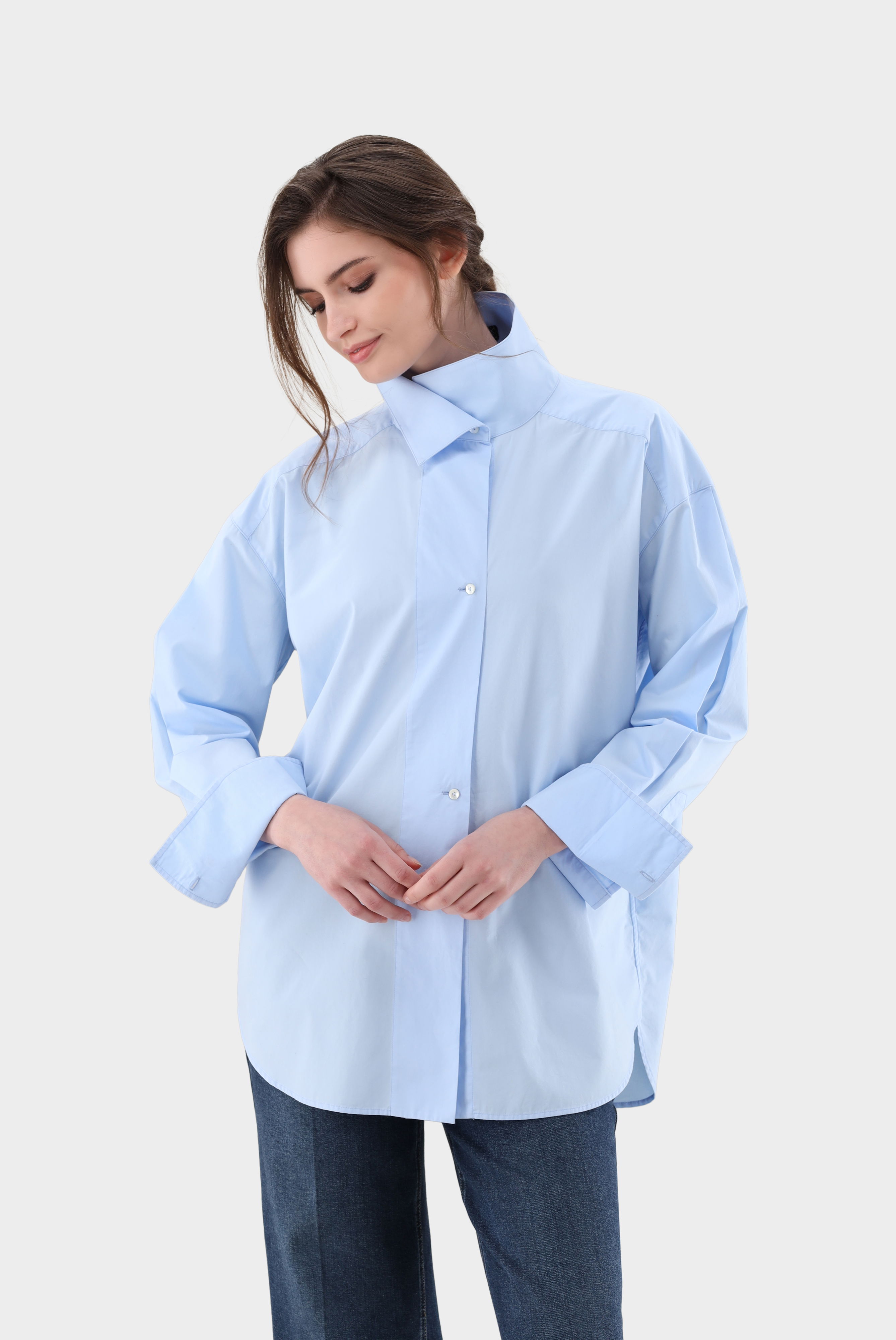 Bluse locker geschnitten mit hohem Stehkragen