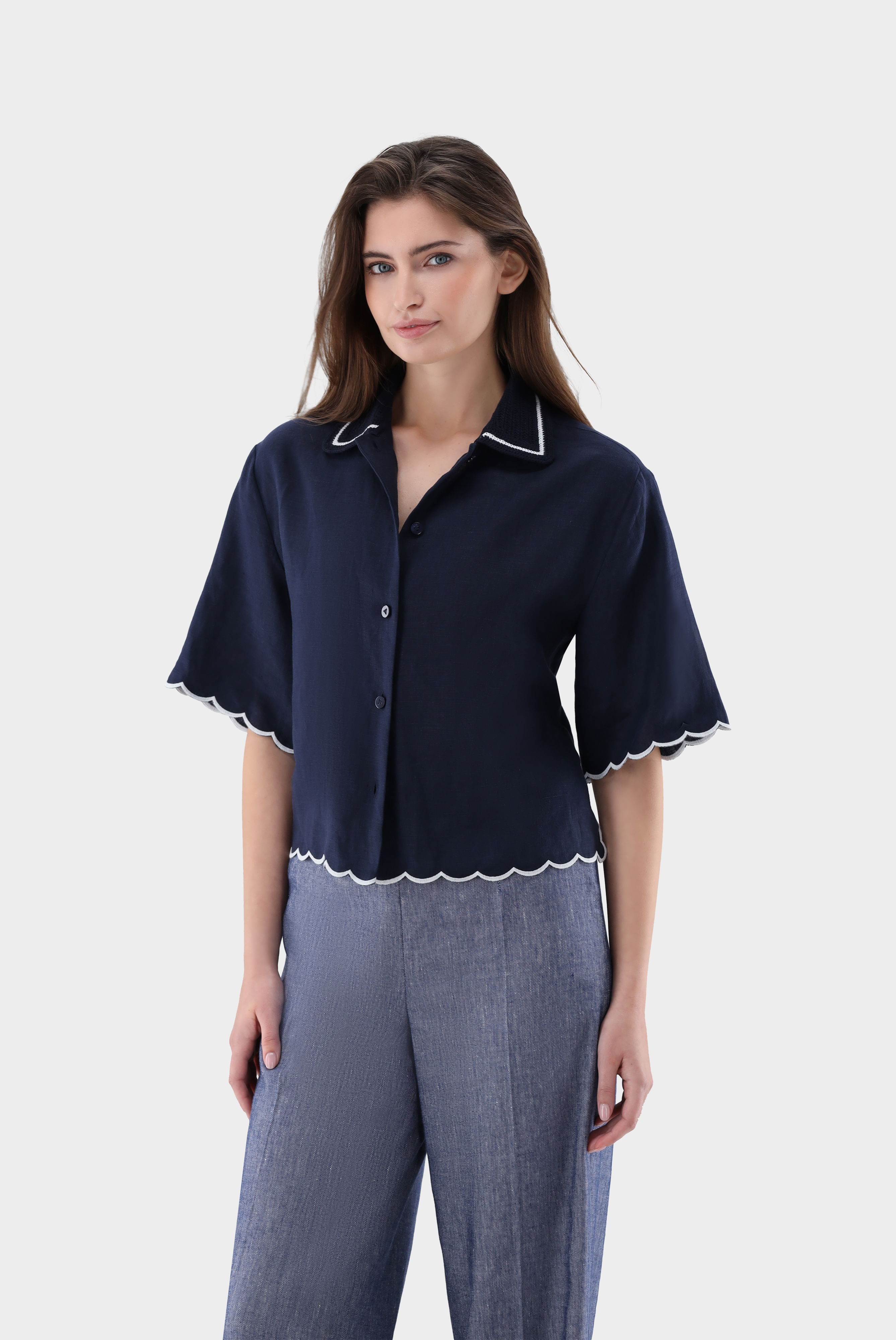 Kurzarm Hemdbluse aus Leinen mit Häkelkragen