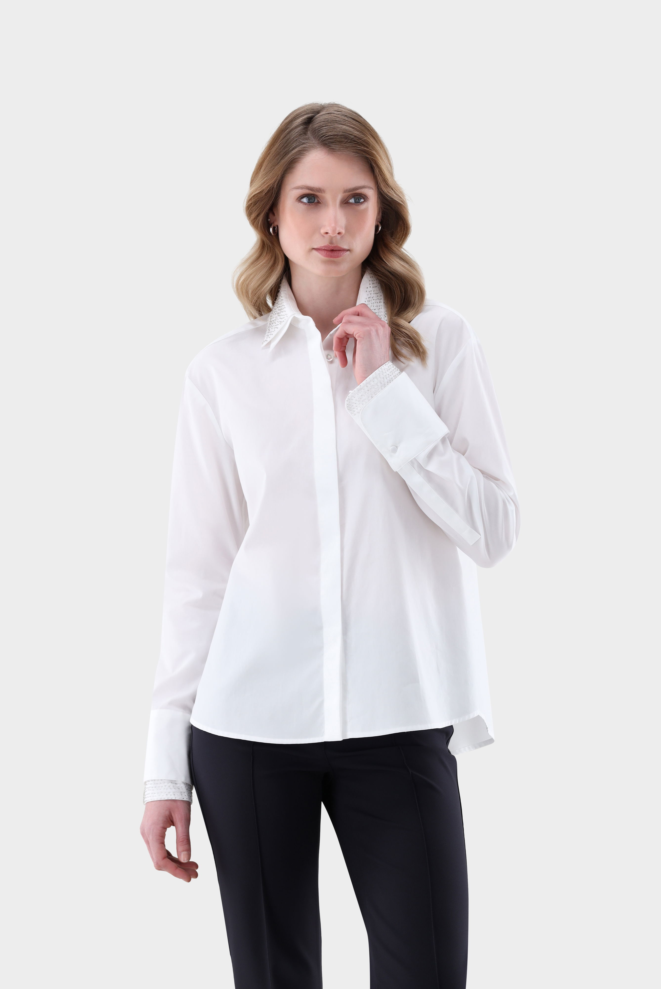 Hemdbluse mit Perlen an Kragen und Manschetten
