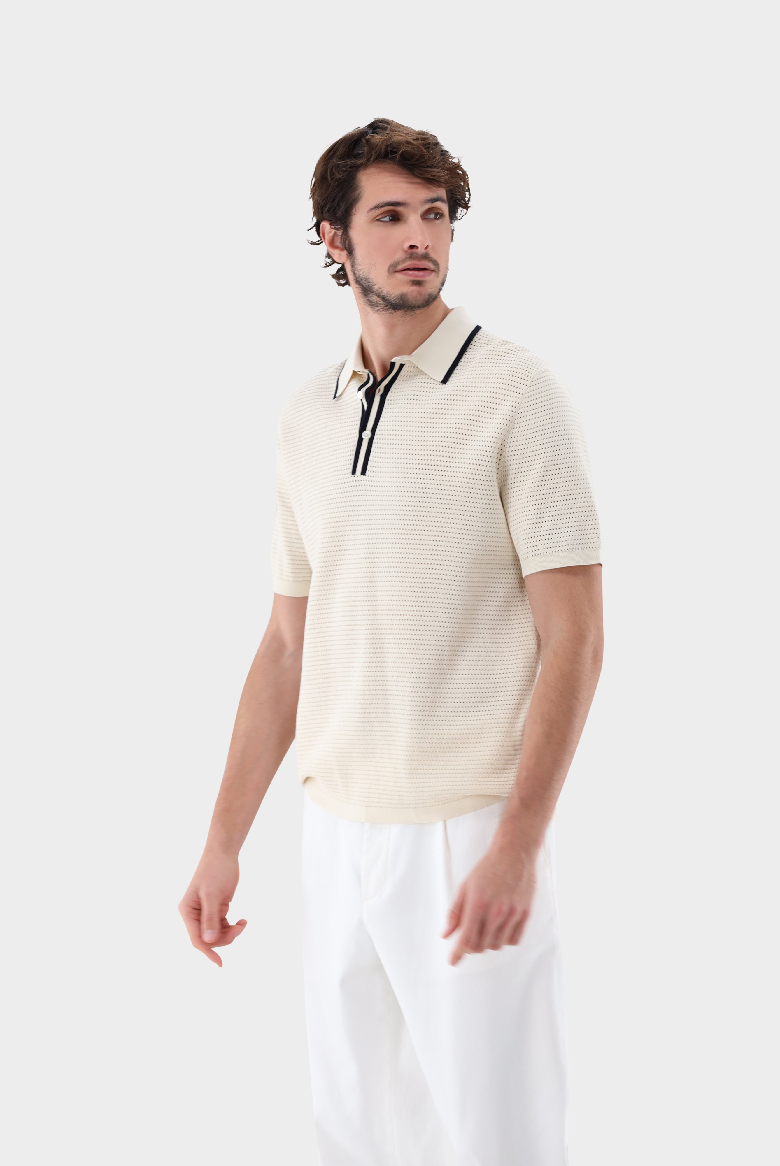 Knit polo with mesh structure and contrast collar